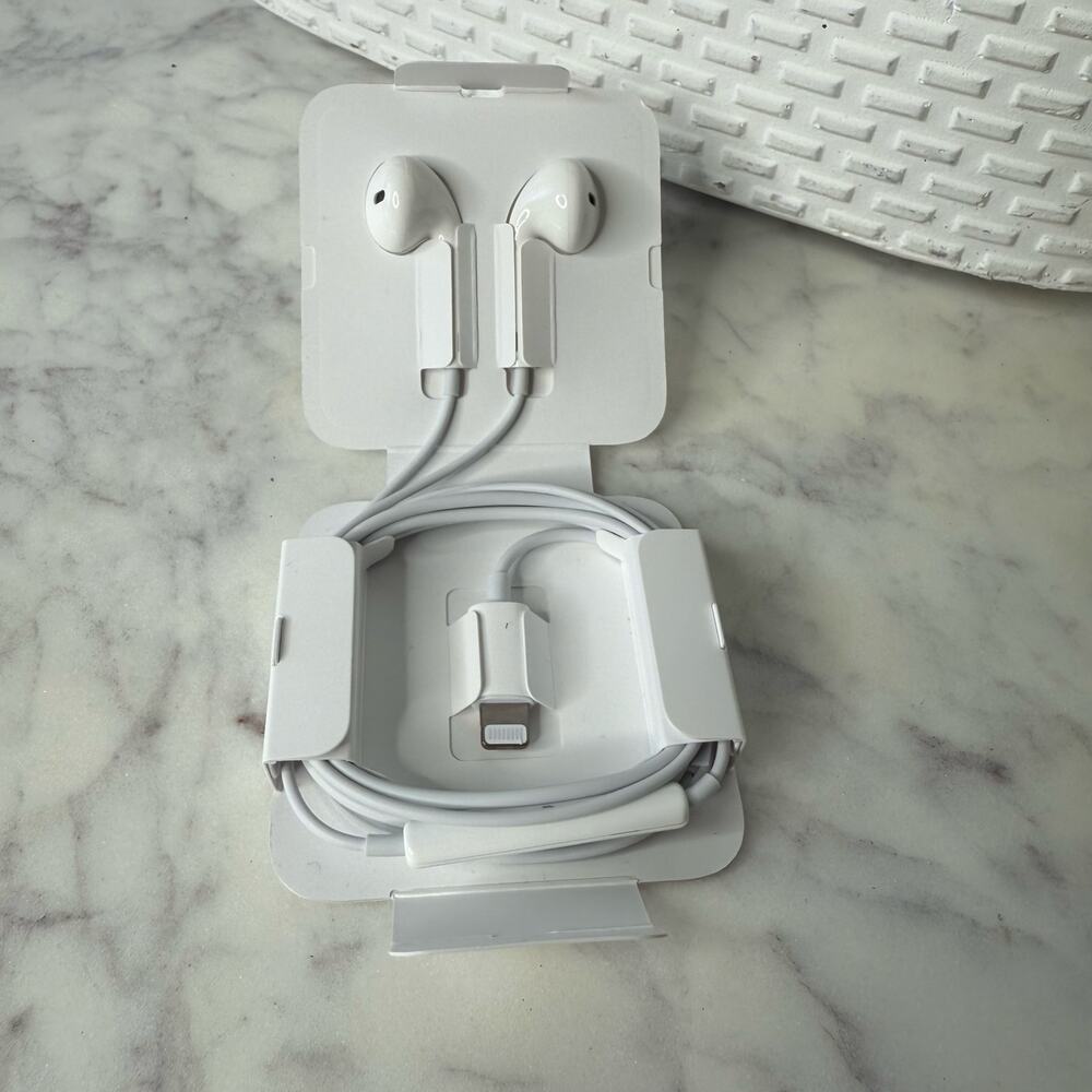 NEW Apple Iphone Earpods with Lightning Cable